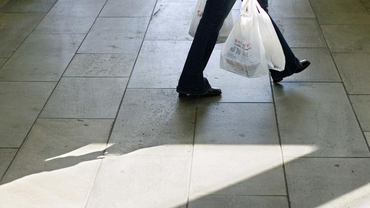 Genève fait œuvre de pionnier en interdisant au 1er janvier les sacs en plastique gratuits [KEYSTONE - Gaetan Bally]