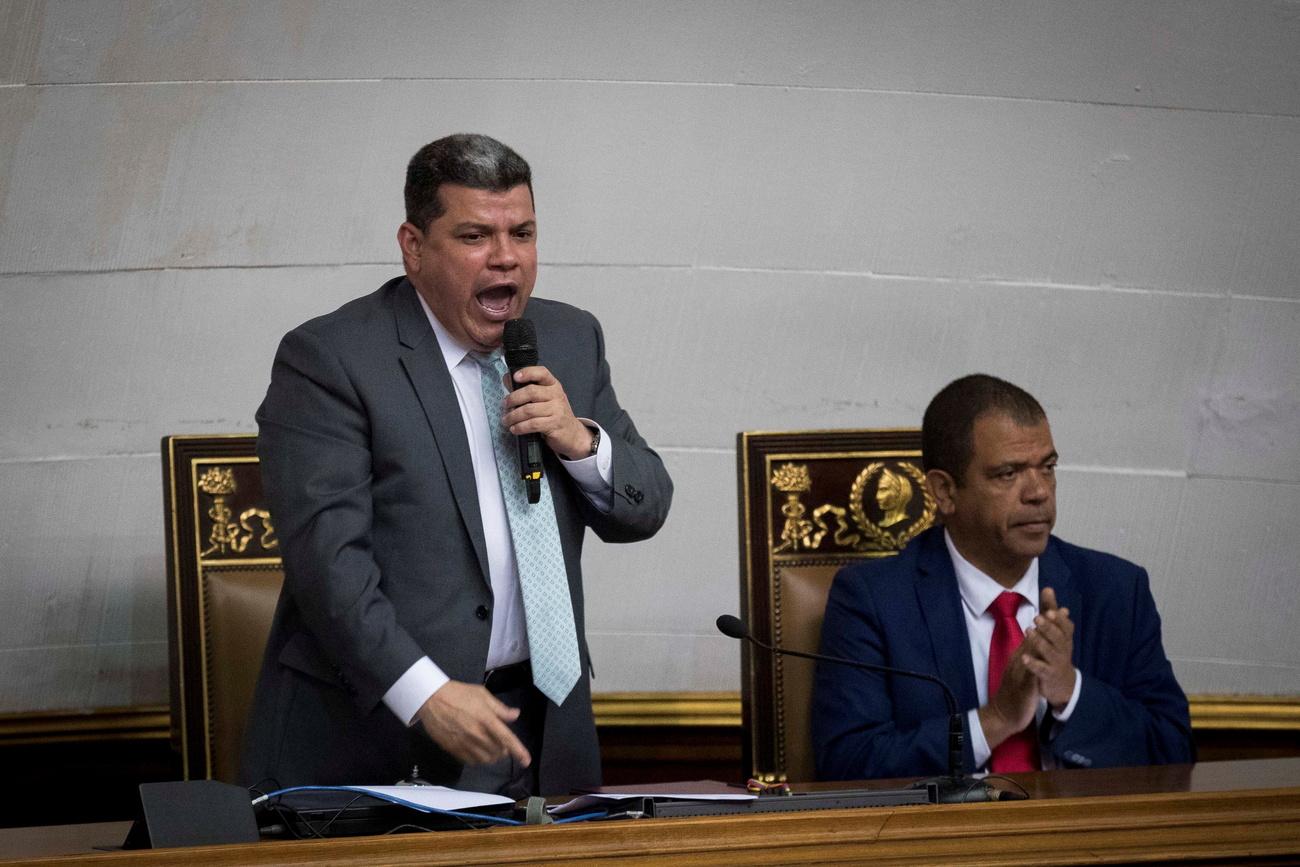 Luis Parra (debout), député d'opposition, se revendique président de l'Assemblée Nationale, au Venezuela. [Keystone/epa - Rayner Pena]