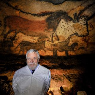 Le paléontologue français Yves Coppens pose devant des peintures dans la grotte de Lascaux, près du village de Montignac (sud-ouest de la France), à l'occasion du 70e anniversaire de sa redécouverte. [AFP - PHILIPPE WOJAZER / POOL]
