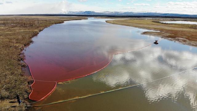 20'000 tonnes d’hydrocarbures se sont déversés dans la rivière Ambarnaïa, dans l'Arctique russe. [AFP / Marine Rescue service of Russia]