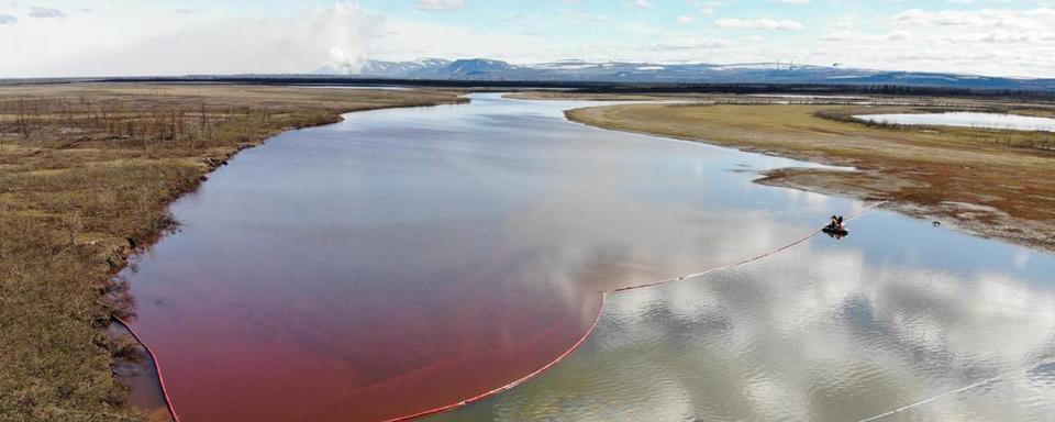 20'000 tonnes d’hydrocarbures se sont déversés dans la rivière Ambarnaïa, dans l'Arctique russe. [AFP / Marine Rescue service of Russia]