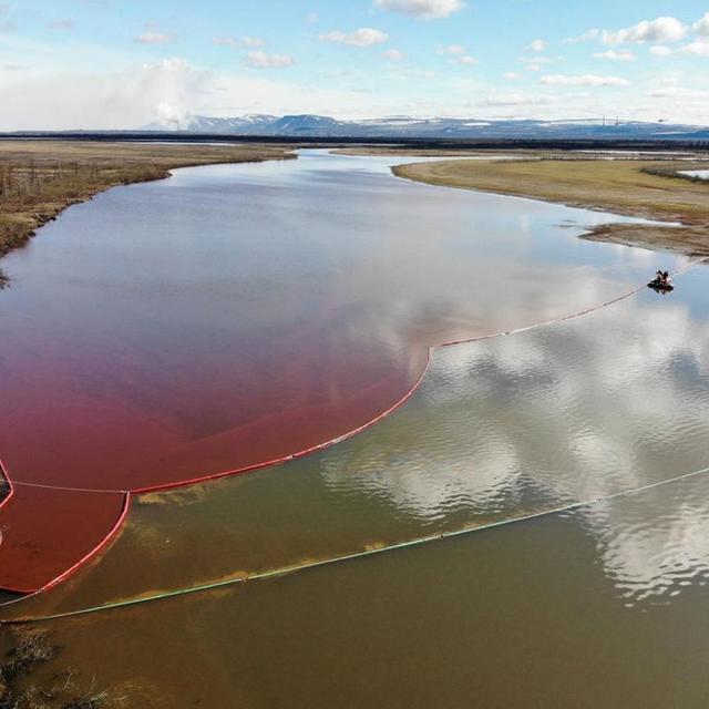 20'000 tonnes d’hydrocarbures se sont déversés dans la rivière Ambarnaïa, dans l'Arctique russe. [AFP / Marine Rescue service of Russia]
