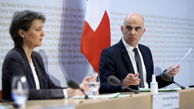 Alain Berset et Simonetta Sommaruga lors de la conférence de presse à Berne. [Keystone - Anthony Anex]