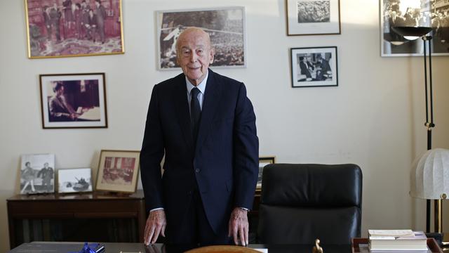 L'ancien président Valery Giscard d'Estaing photographié dans son bureau parisien le 11 février 2016. [Reuters - Benoit Tessier]