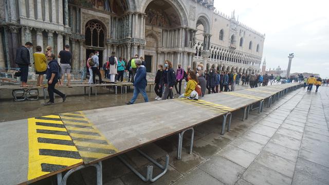 Venise a vaincu la crue samedi 3 octobre grâce au déploiement pour la première fois d'un système de digues artificielles dressées contre la montée des eaux. [Keystone - EPA/Andrea Merola]