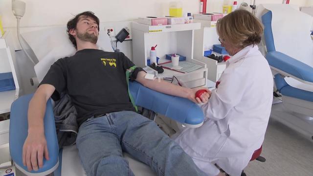 Un donneur au centre de transfusion des HUG. [RTS]