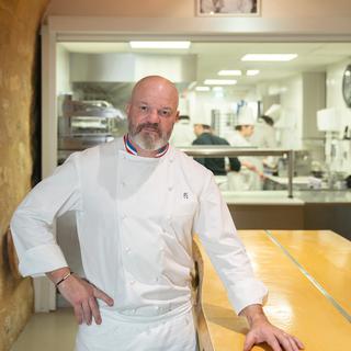 Portrait du Chef Philippe Etchebest, meilleur ouvrier de France, dans son restaurant Le Quatrième Mur à Bordeaux, le 23 janvier 2020. [Hans Lucas via AFP - Constant Forme-Becherat]