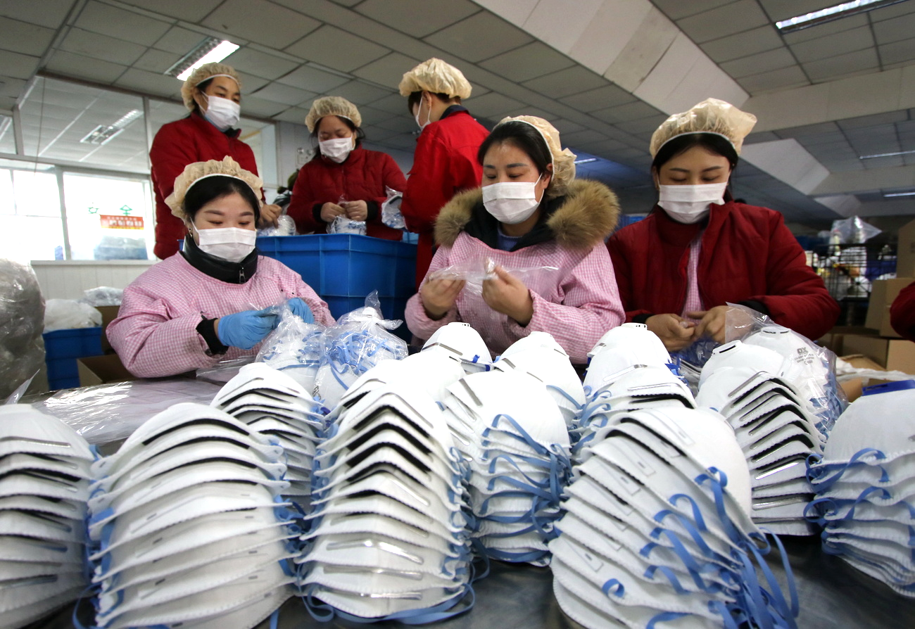 Les principaux fabricants mondiaux de masques de protection se trouvent en Chine. [EPA/Keystone - Stringer]