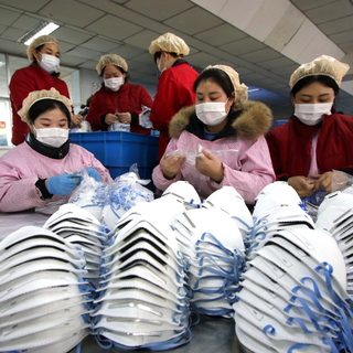 Les principaux fabricants mondiaux de masques de protection se trouvent en Chine. [EPA/Keystone - Stringer]