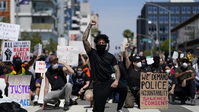 Minneapolis commémore George Floyd, tué par un policier il y a une semaine. [AP Photo/ Keystone - Ashley Landis]