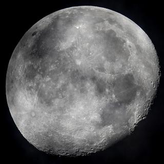 Il y aurait encore plus d'eau que ce que l'on pensait sur la Lune, piégée sous forme de glace dans une multitude de micro-cratères. [Keystone/AP photo - Michael Probst, File]