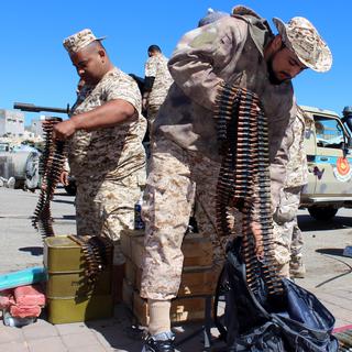 Des combattants libyens rassemblent leurs munitions en vue de défendre la capitale Tripoli des assauts du maréchal Haftar et de ses troupes, le 8 avril 2019. [Reuters - EPA/Stringer]