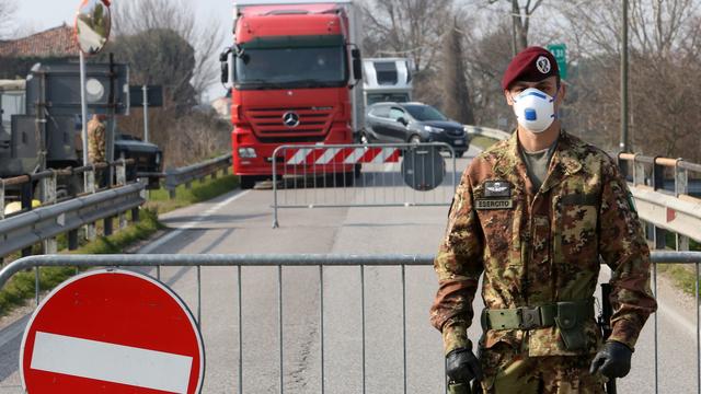 Un militaire italien stationné devant la localité de Vo'Euganeo, près de Padoue. [Keystone - Nicola Fossella]