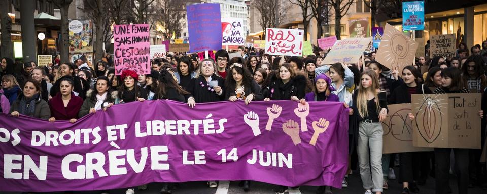 Manifestions lors de la journée internationale pour les droits des femmes le vendredi 8 mars 2019 à Lausanne. [Keystone - Jean-Christophe Bott]