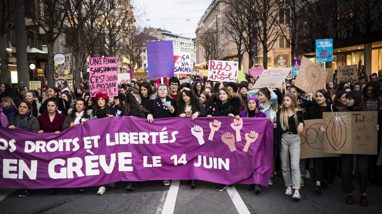 Manifestions lors de la journée internationale pour les droits des femmes le vendredi 8 mars 2019 à Lausanne. [Keystone - Jean-Christophe Bott]
