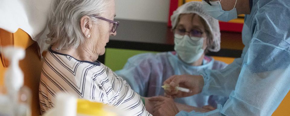 Une femme âgée testée dans un EMS à Bergheim, dans l'est de la France. (image d'illustration) [AP/Keystone - Jean-Francois Badias]