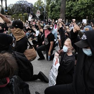 Des manifestants du mouvement Black Lives Matter se réunissent à Los Angeles après la mort de George Floyd. [Keystone/AP Photo - Richard Vogel]