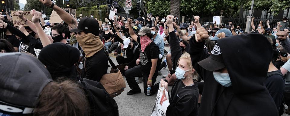 Des manifestants du mouvement Black Lives Matter se réunissent à Los Angeles après la mort de George Floyd. [Keystone/AP Photo - Richard Vogel]