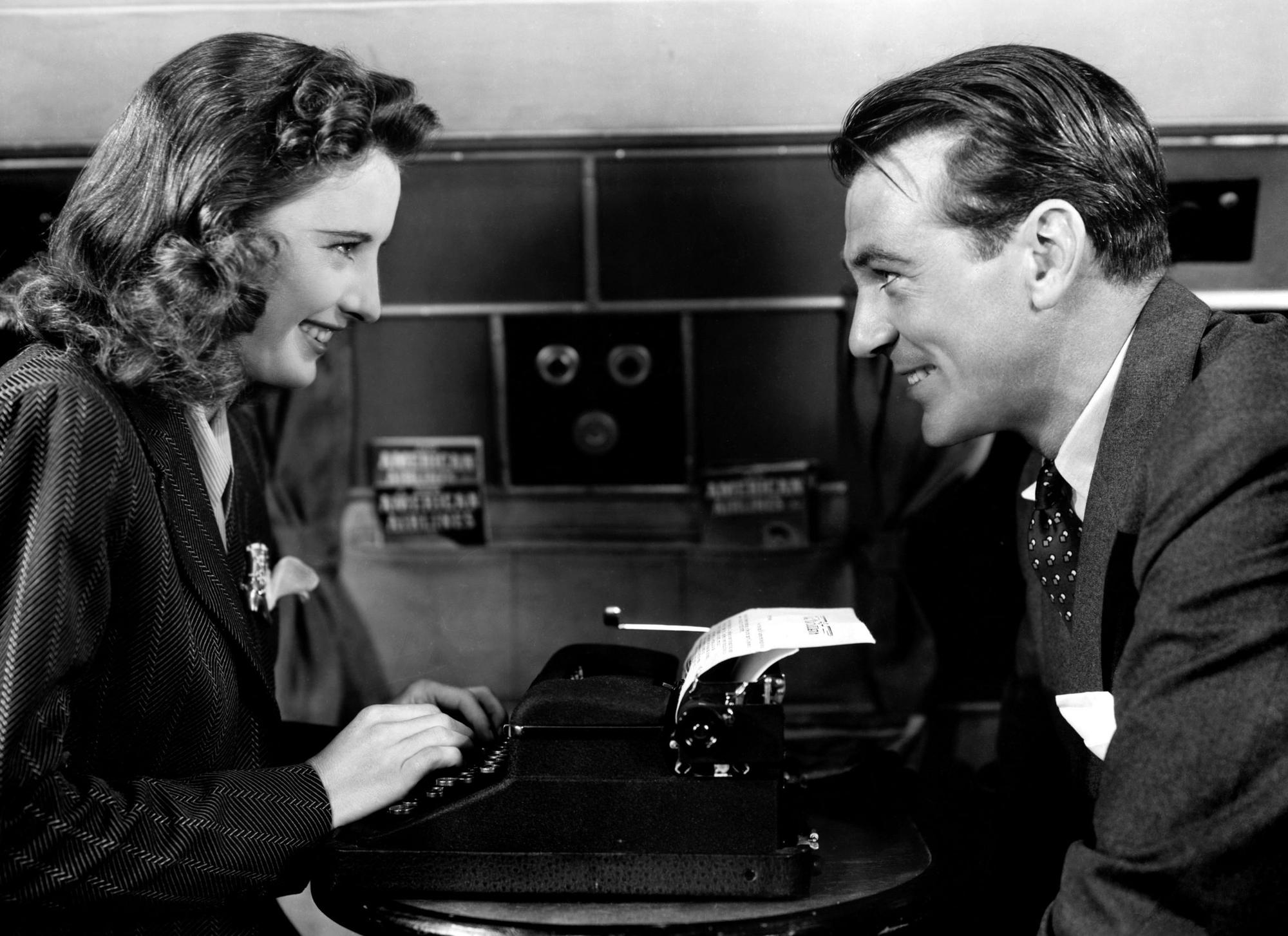Scène de séduction autour de la machine à écrire dans "L'homme de la rue" de Frank Capra. [FRANK CAPRA PRODUCTIONS / COLLECTION CHRISTOPHEL VIA AFP]