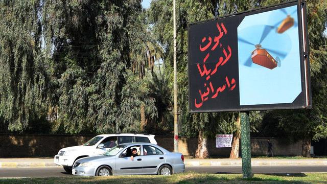 Une affiche portant le slogan "Mort à l'Amérique et à Israël", installée à Bagdad, en Irak, ce 3 janvier 2020. [EPA - Murtaja Lateef]