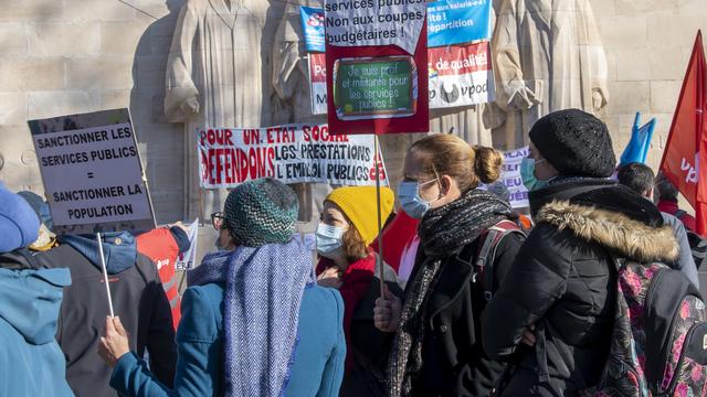 La manifestation des fonctionnaires genevois en grève, mercredi 18.11.2020 devant le Mur des réformateurs. [Keystone - Martial Trezzini]