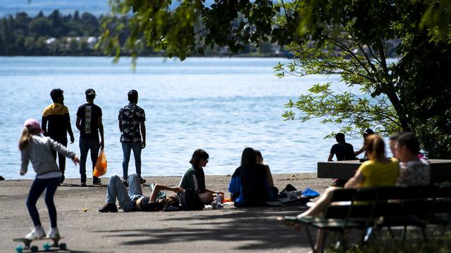 Des personnes en balade à Lausanne, au bord du Lac Léman, le 24 mai 2020. [Keystone - Laurent Gillieron]