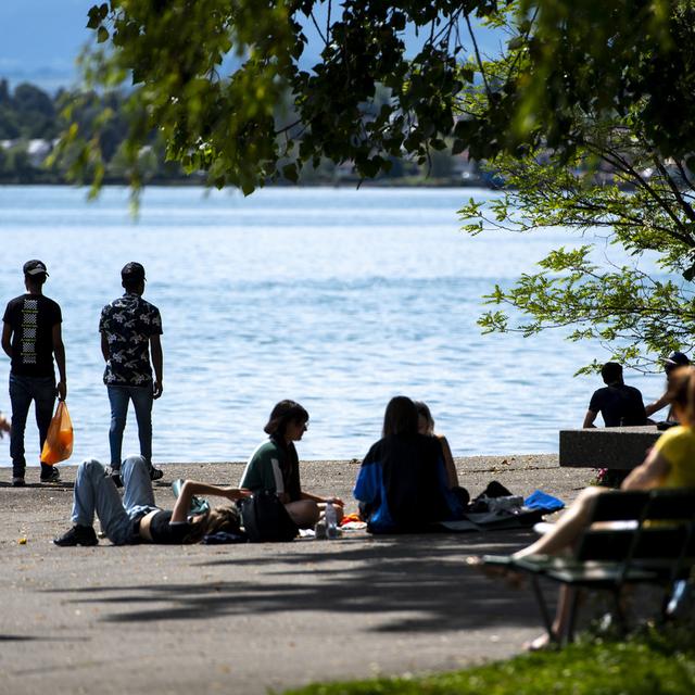 Des personnes en balade à Lausanne, au bord du Lac Léman, le 24 mai 2020. [Keystone - Laurent Gillieron]