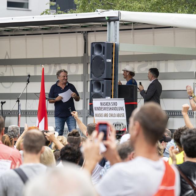 Marco Rima lors de la manifestation contre les mesures de protection contre le coronavirus. [Keystone - Ennio Leanza]
