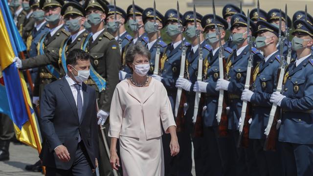 La présidente de la Confédération Simonetta Sommaruga défile au côté de son homologue ukrainien Volodymyr Zelensky devant la garde d'honneur à Kiev. [EPA/Keystone - Sergey Dolzhenko]