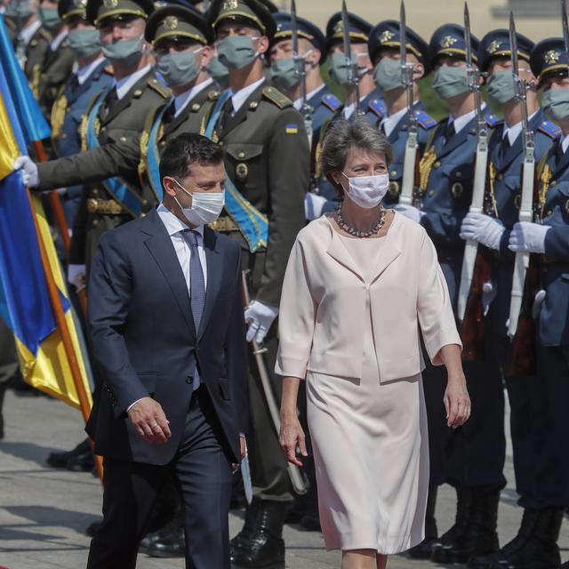 La présidente de la Confédération Simonetta Sommaruga défile au côté de son homologue ukrainien Volodymyr Zelensky devant la garde d'honneur à Kiev. [EPA/Keystone - Sergey Dolzhenko]