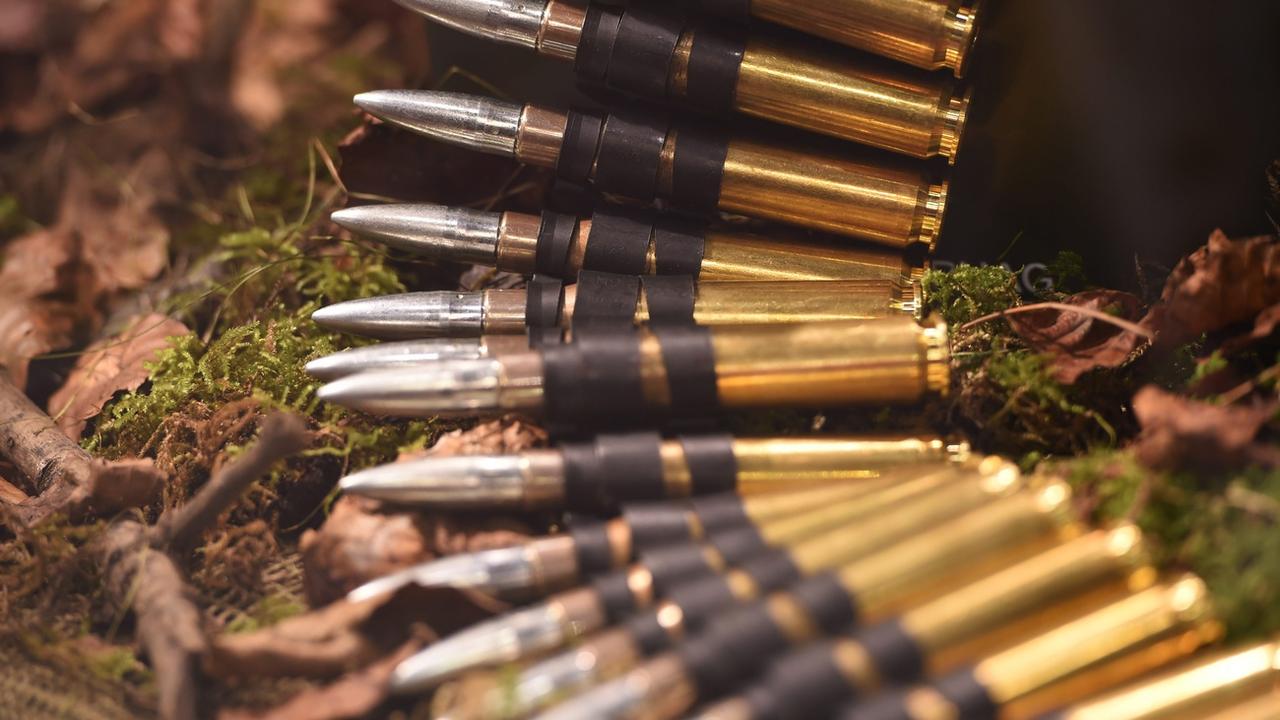 Des munitions produites par la compagnie suisse RUAG lors d'une exposition sur les équipements de défense à Londres en 2015. [Keystone - EPA/FACUNDO ARRIZABALAGA]