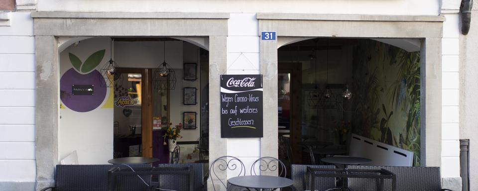 Un café de Coire fermé pour cause de pandémie. [Keystone - Gian Ehrenzeller]