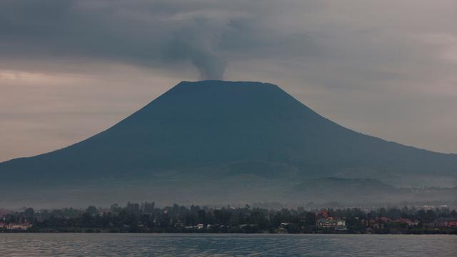 Le volcan Nyiragongo, situé au bord du lac Kivu en République démocratique du Congo. [AFP - Eric Lafforgue / Hans Lucas]