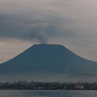 Le volcan Nyiragongo, situé au bord du lac Kivu en République démocratique du Congo. [AFP - Eric Lafforgue / Hans Lucas]