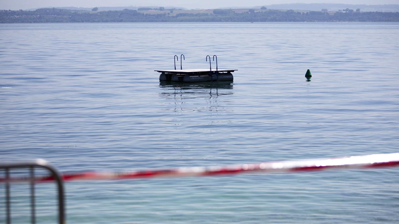 La baignade est toujours interdite ou déconseillée dans le lac de Neuchâtel. [Keystone - Peter Klaunzer]