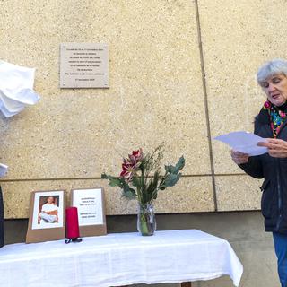 Viviane Luisier (à droite), membre de Solidarité Tattes, participe au recueillement en mémoire d'un requérant d'asile, mort dans l'incendie de 2014. [Keystone - Martial Trezzini]