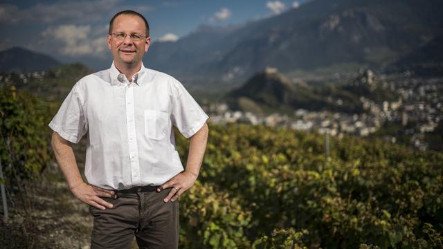 Dominique Giroud pose dans les vignes à Savièse, mercredi 1 octobre 2014. [Keystone - Olivier Maire]