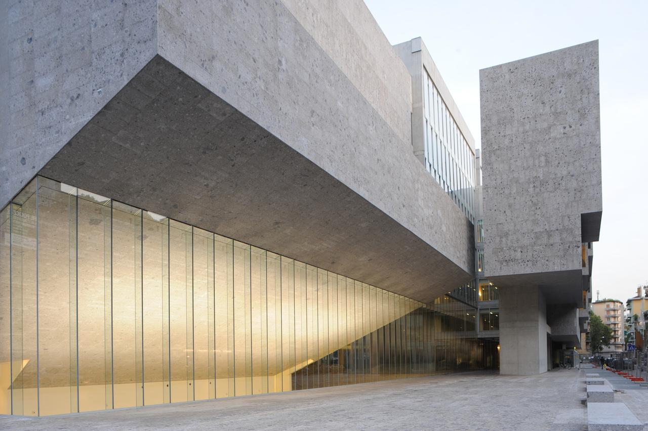 L'extérieur de l'Universita Luigi Bocconi à Milan, réalisée par les architectes Yvonne Farrell et Shelley McNamara. [Pritzker Prize/AP/Keystone - Federico Brunetti]