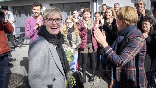 La socialiste Rosalie Beuret Siess accueillie par ses soutiens enthousiastes, le 1er mars 2020 à Delémont. [Keystone - Anthony Anex]