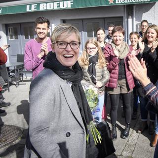 La socialiste Rosalie Beuret Siess accueillie par ses soutiens enthousiastes, le 1er mars 2020 à Delémont. [Keystone - Anthony Anex]