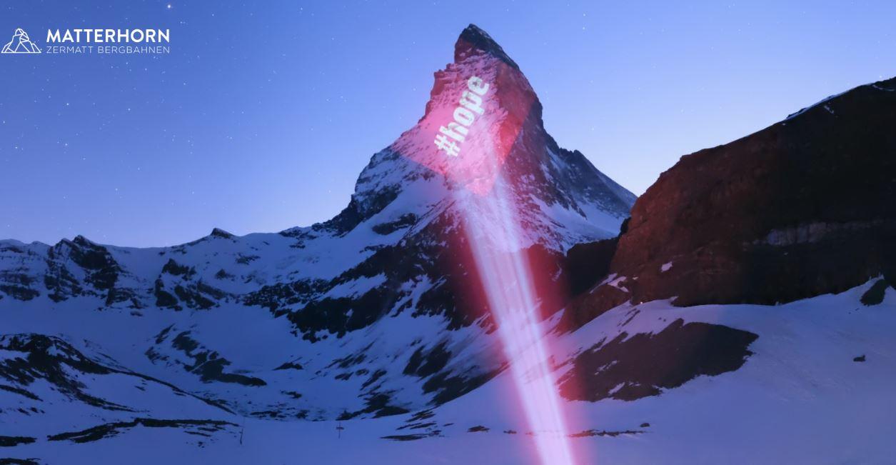 Une capture d'écran du Cervin illuminé par l'artiste lumière Gerry Hofstetter. [https://zermatt.roundshot.co/hirli/]