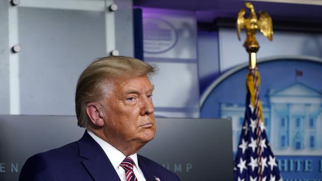 Le président sortant Donald Trump écoute durant une conférence de presse à la Maison Blanche. Washington DC, le 20 novembre 2020. [Keystone/AP photo - Susan Walsh]