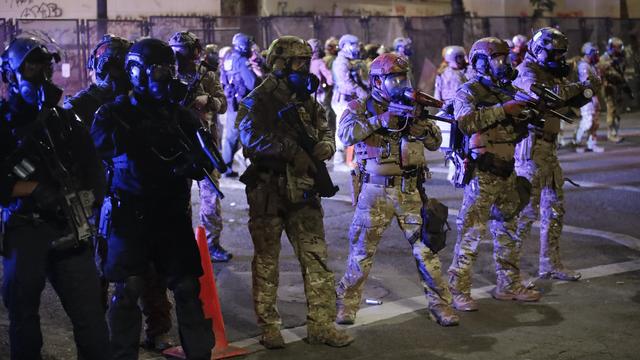 Agents fédéraux déployés face aux manifestants à Portland, 27.07.2020. [AP/Keystone - Marcio Jose Sanche]