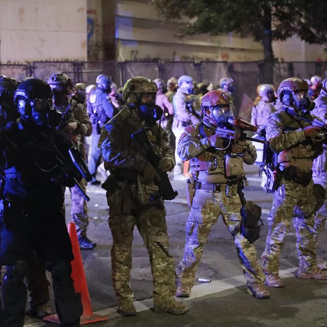 Agents fédéraux déployés face aux manifestants à Portland, 27.07.2020. [AP/Keystone - Marcio Jose Sanche]