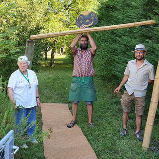 Yvonne accueille une dernière fois ses deux coachs dans son jardin. Christophe Leuthold (au milieu) et Stéphane Gremion (à droite) l’aident à transformer l’entrée de son jardin genevois pour y accueillir des groupes de jeunes visiteurs. [RTS - X. Bloch]