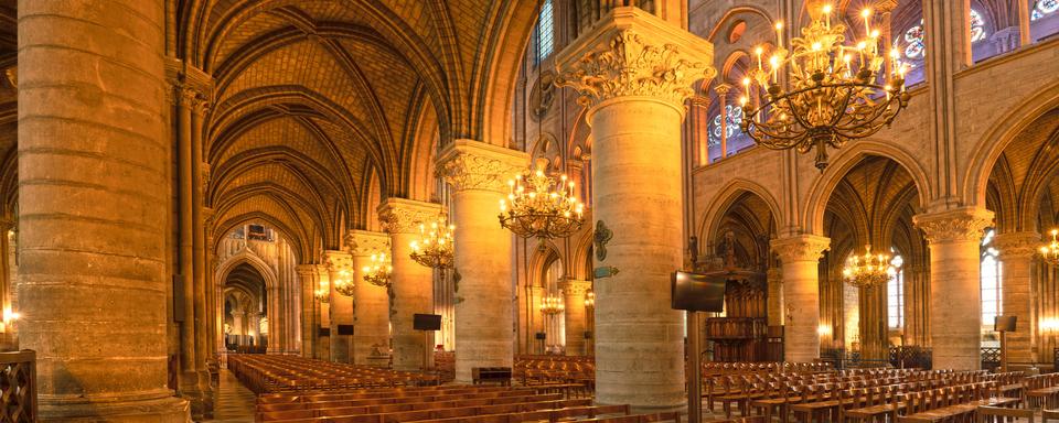 L'intérieur de Notre-Dame de Paris avant l'incendie du 15 avril 2019. [Depositphotos - bigguns]