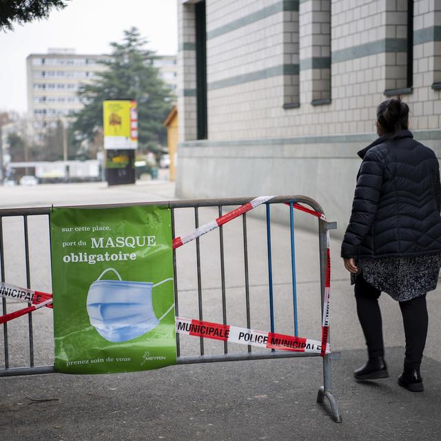 Le non-respect du port du masque pourrait valoir une amende salée. [Keystone - Martial Trezzini]