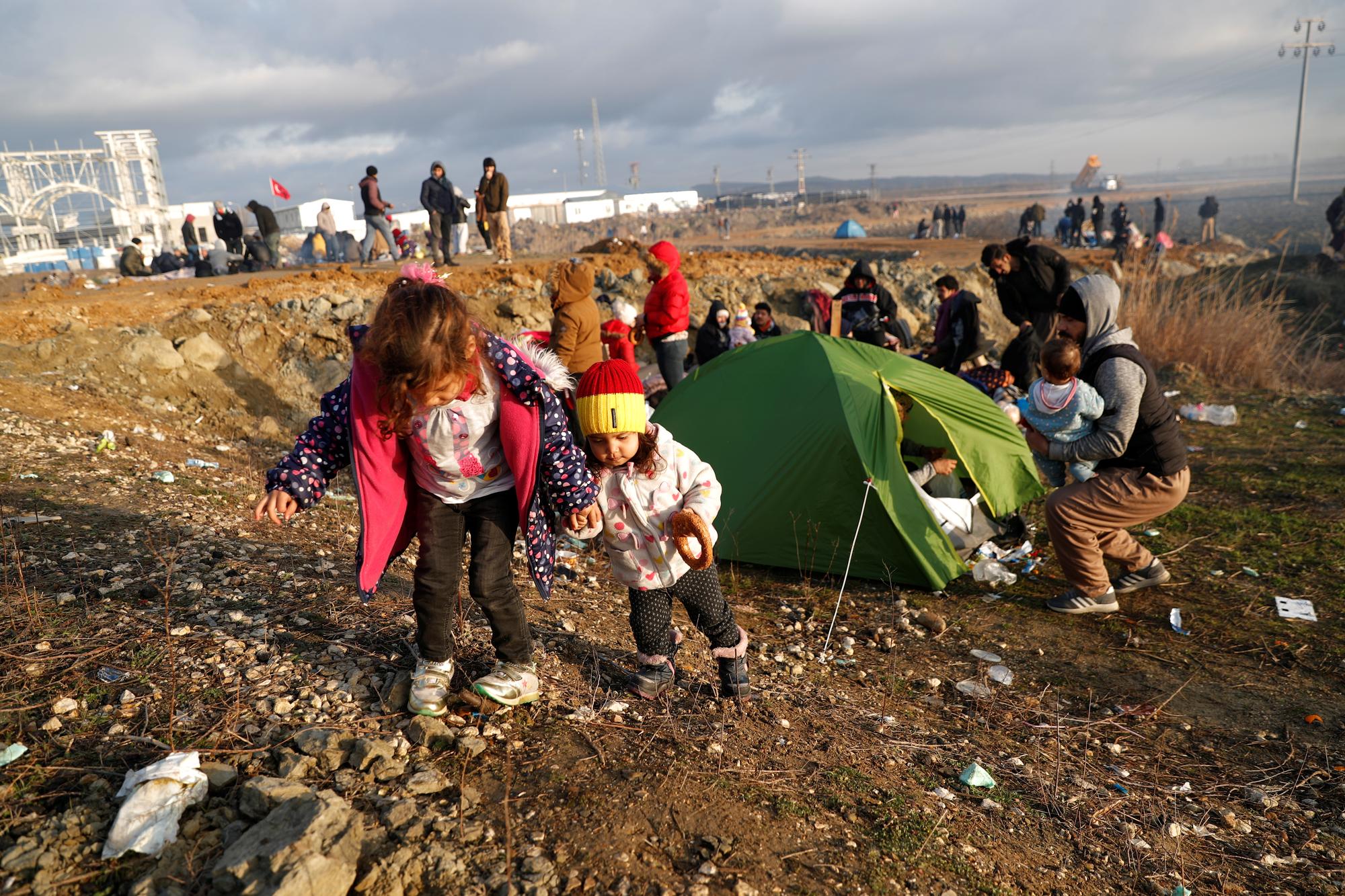 Des enfants migrants de Syrie, non loin de la frontière turque d'Ipsala, le 2 mars 2020. [reuters - Murad Sezer]