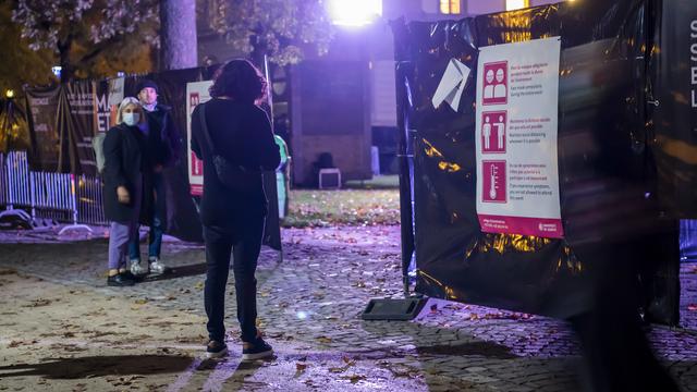 Des personnes sur le site du spectacle annulé "L'art des maths", le 28 octobre 2020 à Genève. [Keystone - Martial Trezzini]