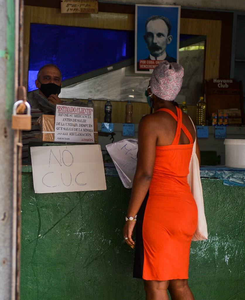 Ce magasin de La Havane dit ne pas accepter les pesos convertibles cubains (CUC), mais demande des dollars américains. Cuba, le 14 septembre 2020. [AFP - Yamil Lage]
